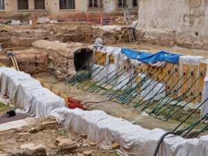 Obras de la muralla islámica en la plaza del Ángel